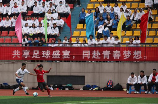 五月天演唱会向来一票难求，以至于有;喜欢一个人就约她去看五月天演唱会的网络热梗，而电影《五月天人生无限公司》则提供观众观看一场特殊的五月天演唱会机会，被网友评为最佳约会电影